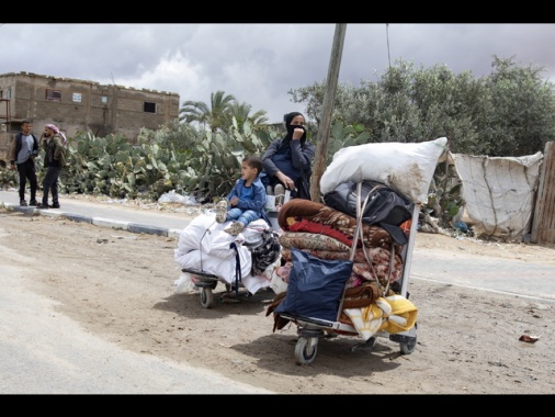 Media palestinesi, Israele bombarda valico Kerem Shalom