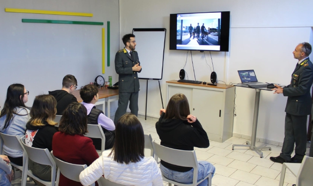 Studenti in visita alla caserma della Gdf di Luino