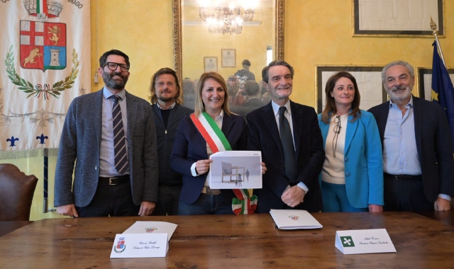 La presentazione in Comune della “Sedia gigante” donata da Roda alla comunità (foto Blitz)