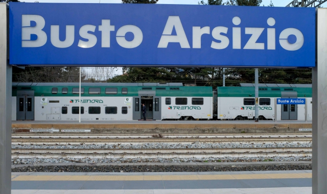 Sale sul traliccio della ferrovia, treni in tilt tra Busto e Gallarate