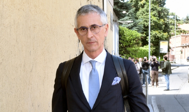 L’avvocato Fabrizio Busignani davanti al carcere dei Miogni (foto Blitz)