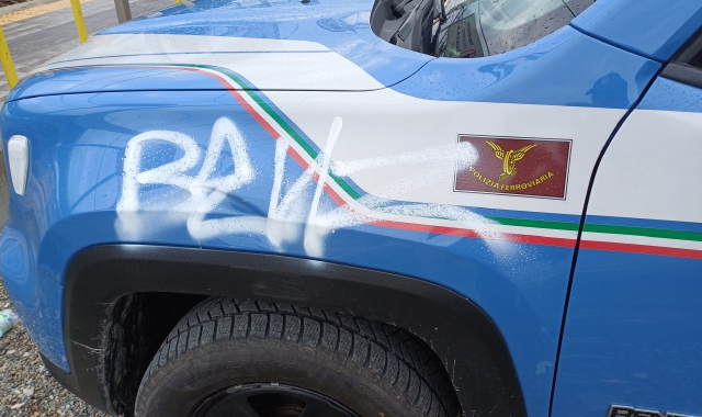 Gallarate, vandali contro l’auto della Polizia ferroviaria