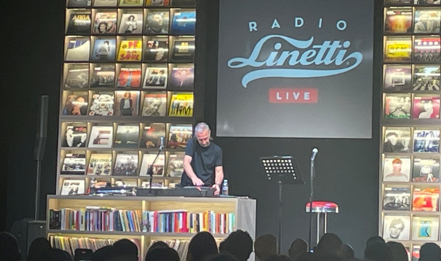 Linus alla consolle sul palco dell’Alcione