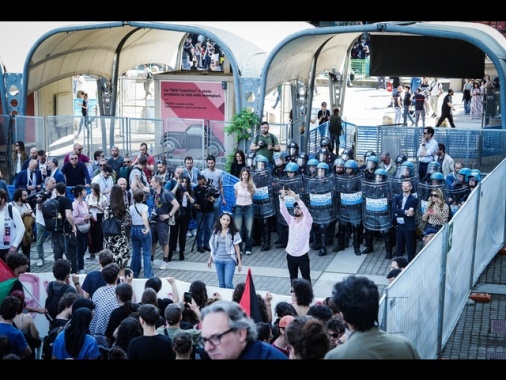 Manifestanti pro Gaza sfondano cancello a Salone del libro