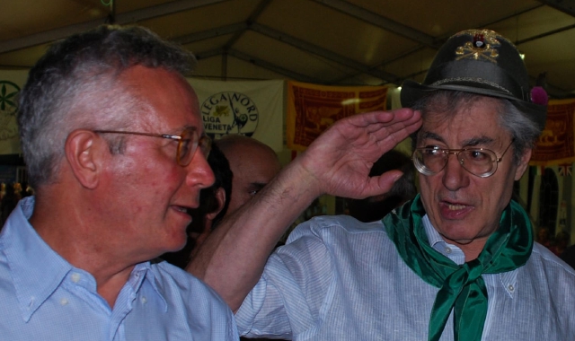 Bossi col cappello da alpino insieme a Tremonti