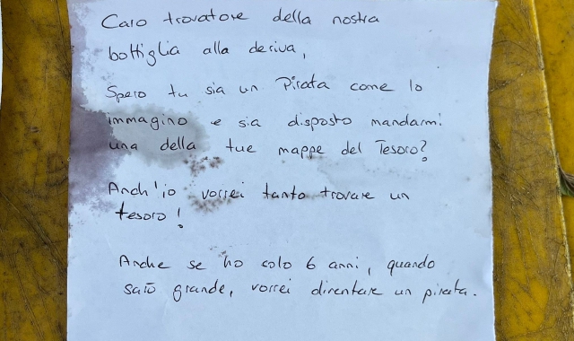 Messaggio in bottiglia. «Spero tu sia un pirata»