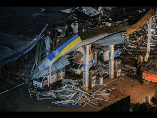 Crolla mega cartellone pubblicità, 12 morti e 60 feriti in India