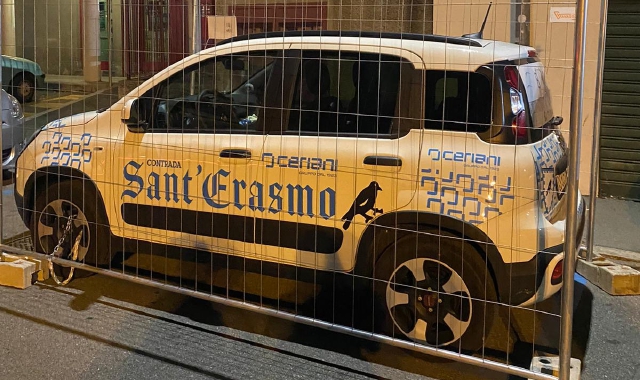 La macchina con i colori della contrada del Corvo “ingabbiata” e incatenata per scherzo dai “nemici” di sempre, i contradaioli di San Domenico