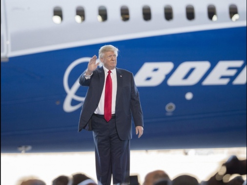 Ala del Boeing di Trump urta un aereo nello scalo della Florida