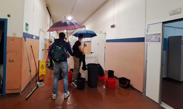 All’istituto Ponti ombrelli e secchi