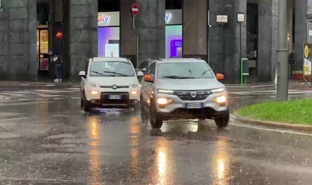 Pioggia incessante anche sul traffico nel centro di Varese (foto Blitz)