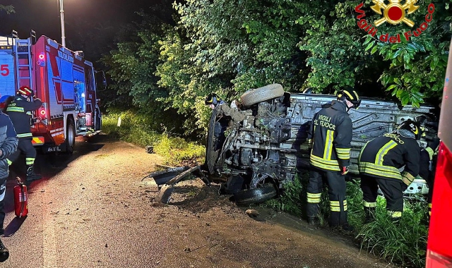 Auto si ribalta, due giovani ne escono illesi