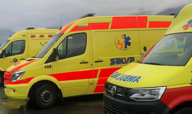 Le ambulanze del Salva (foto Facebook Formazione Salva)