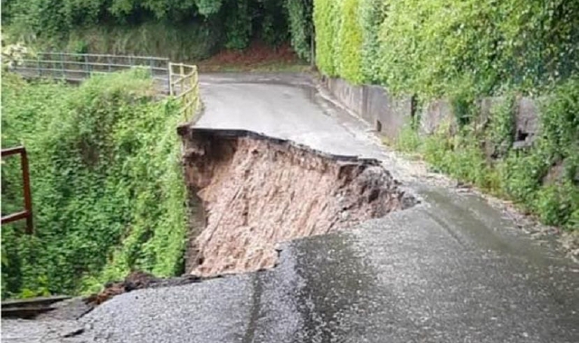 La frana tra Montegrino Valtravaglia e Cugliate Fabiasco (foto dal gruppo Facebook “Montegrino Valtravaglia”)