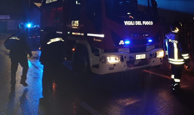 Trancia tubi del gas e aggredisce i vigili del fuoco: follia a Saronno