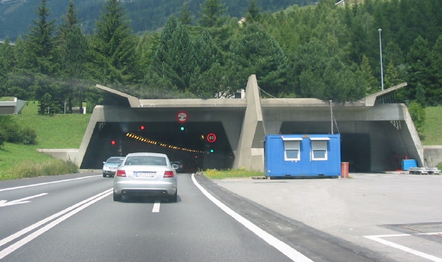 Incidente nella Galleria del Gottardo: grave 53enne italiano