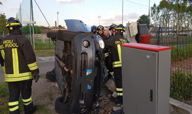 Busto, pauroso incidente: auto ribaltata