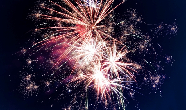 Fuochi d’artificio a Saronno, curiosi in strada nella notte