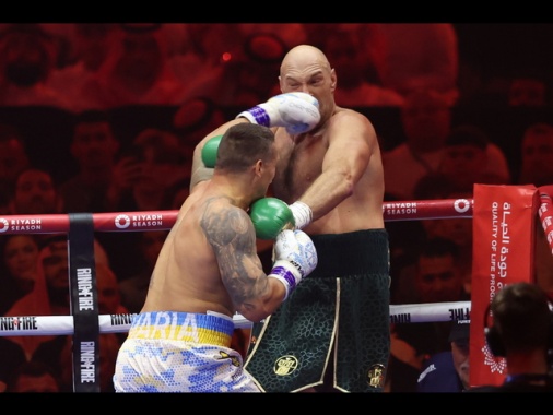 Boxe: ucraino Usyk batte Fury, è campione pesi massimi