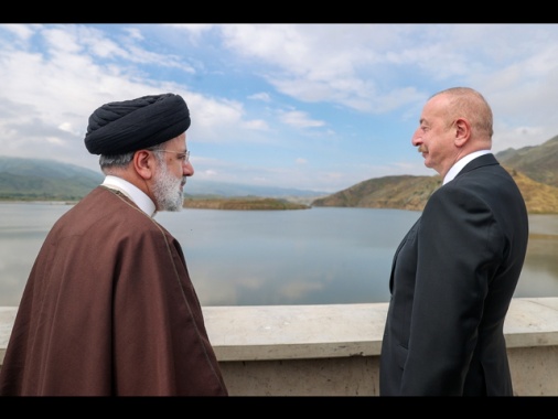 Ministro Iran, atterraggio duro per elicottero Raisi
