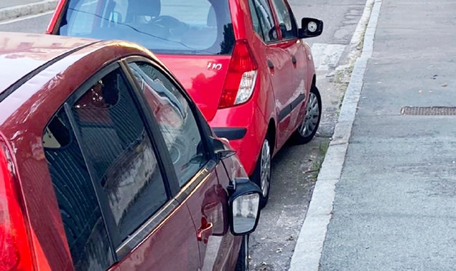 I militari stanno raccogliendo le denunce dei proprietari delle auto danneggiate (foto Archivio)