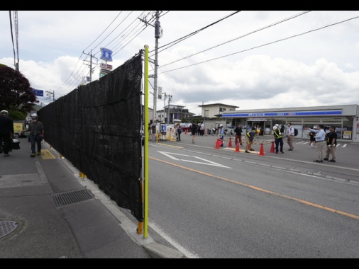 Giappone: troppi turisti, città copre panorama Monte Fuji