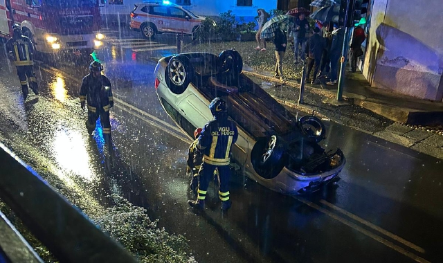 L’auto ribaltata a Barasso