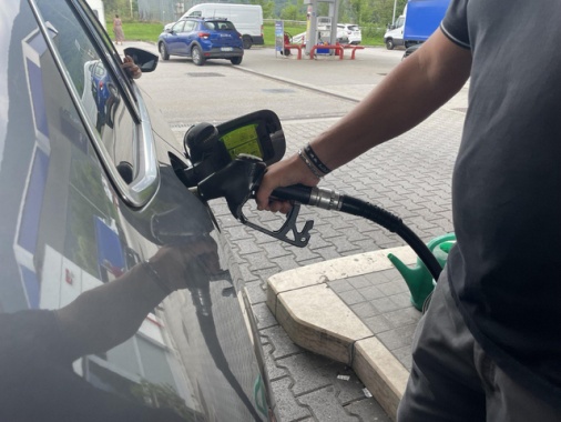 Prezzi fermi per i carburanti, benzina al self a 1,883 euro