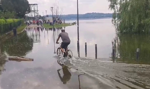 Acqua alta sulla riva del lago a Gavirate, davanti al Galpa Beach