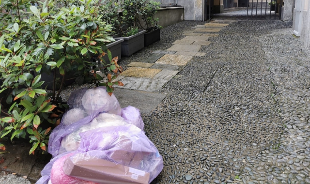 I rifiuti abbandonati all’ingresso della Corte