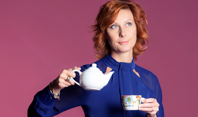 Dall’alto, Federica Brunini con Serena Bortone, in tv per la morte di Elisabetta II, bevitrice di té accanto a un suo libro e con la madre Cecilia Mainini