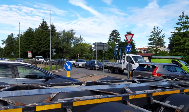Voragine a Lozza, traffico in tilt sulla Provinciale