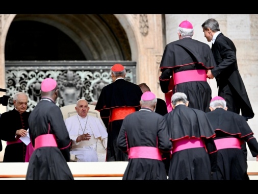 Il Papa, 'viviamo una guerra mondiale, preghiamo per la pace'