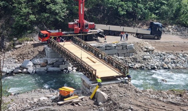 La posa del ponte provvisorio sul torrente (foto Giancarlo Raniero/FACEBOOK)