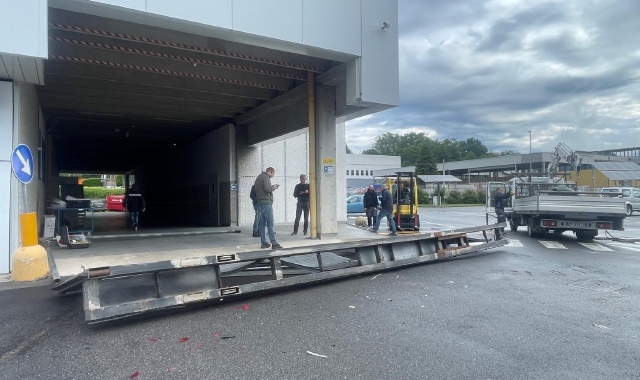 Il cancello sfondato dell’azienda Elmec (foto Angelo Puricelli)