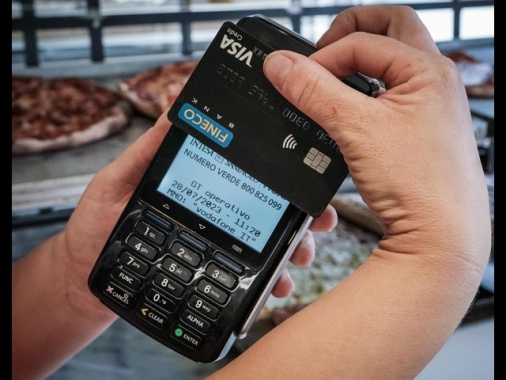 Nel 2023 in Italia calano gli Atm ma aumentano Pos e carte