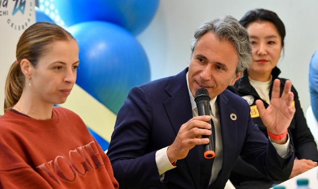 Carolina Kostner alla Acinque Ice Arena col presidente della Camera di commercio, Mauro Vitiello (foto Blitz)