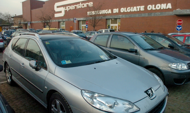 Derubata nel parcheggio del supermercato a Olgiate Olona