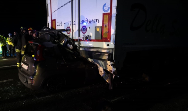La vettura incastrata sotto il camion