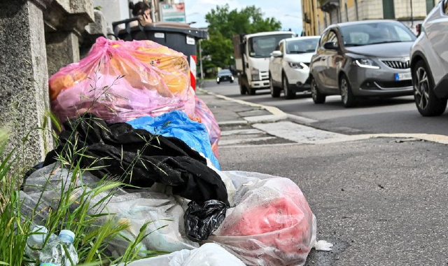 I rifiuti fanno brutta mostra di sé in via Magentae molti cittadini sono infastiditi (foto Blitz)