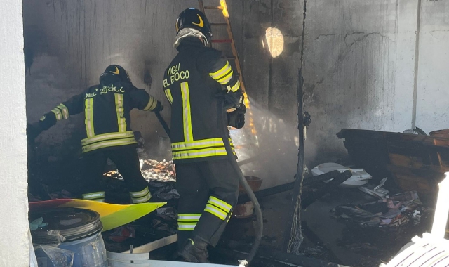 I vigili del fuoco all’interno del locale interessato dall’incendio
