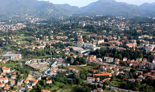 Sotto, da sinistra: Ezio Mostoni, Matteo Dominioni responsabile Sicet Busto, Valentina Pignatelli di Gallarate e Domenico Cavallin della zona di Varese