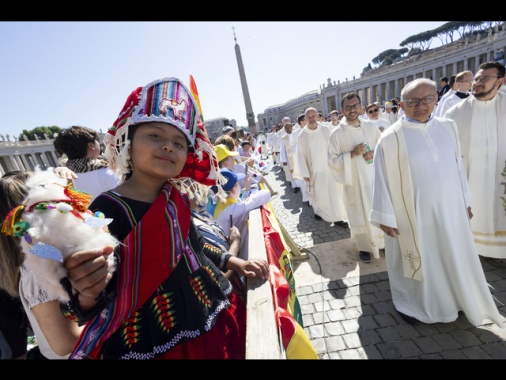 Il Papa con Benigni, la pace al centro di incontro con i bambini