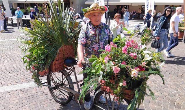 Alfonso Friscia con la bicicletta più fiorita