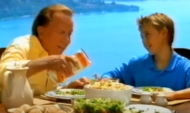 Mike Bongiorno e il figlio Leonardo nel celebre spot tv con vista lago