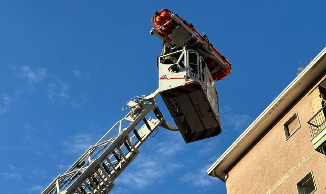 Malore al quinto piano: soccorso con l’autoscala a Busto
