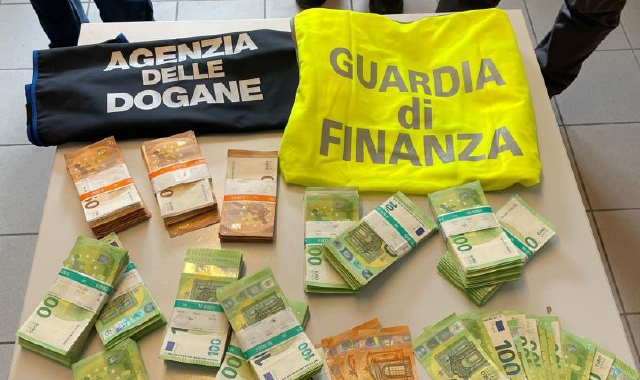 Il denaro in contanti custodito nella valigia