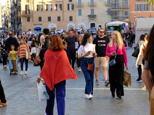 Istat, sale fiducia dei consumatori, scende per le imprese