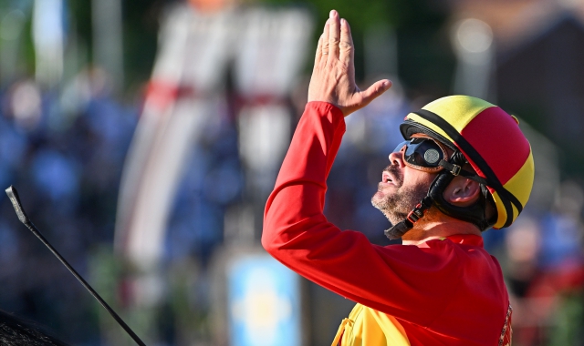 Antonio Siri trionfante dopo aver tagliato per primo il traguardo della finale al Palio di domenica (foto Pubblifoto)