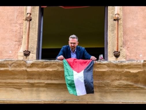 Il Comune di Bologna espone la bandiera della Palestina